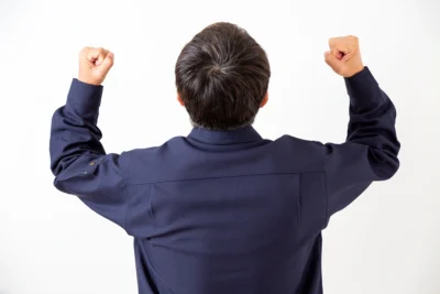 ガッツポーズの男性